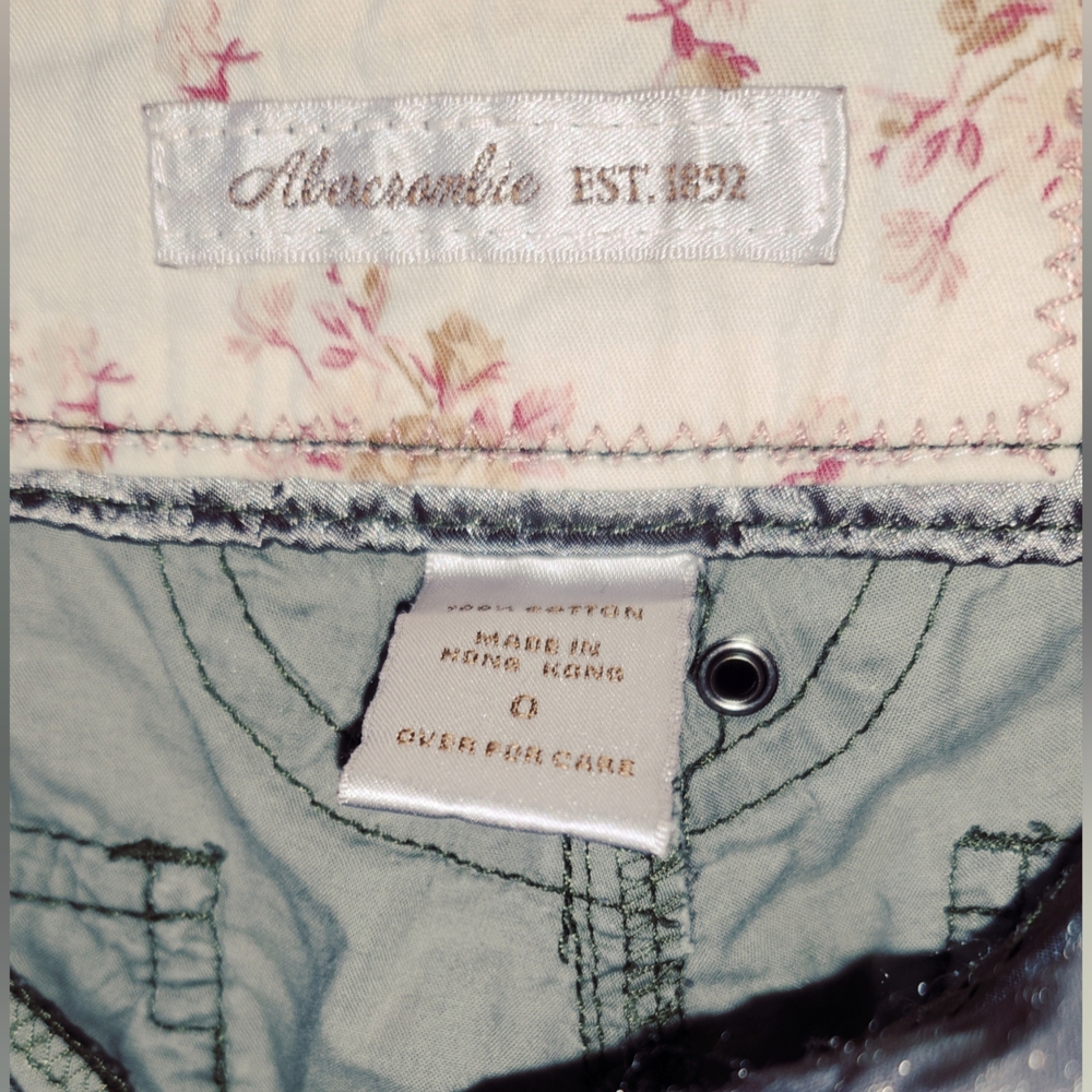 Abercrombie & Fitch Green Cargo Utility Pants with Relaxed Fit - Picture 4 of 8